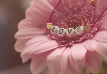 Co oznacza bransoletka na lewej ręce?